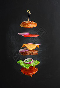 经典芝士汉堡麻面包洋葱环番茄片和多汁烧烤小菜片的飞食成分图片