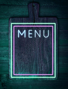 古老的棕色木切板有亮绿色和粉灯光菜单招牌餐厅酒吧复制空间的模板背景图片