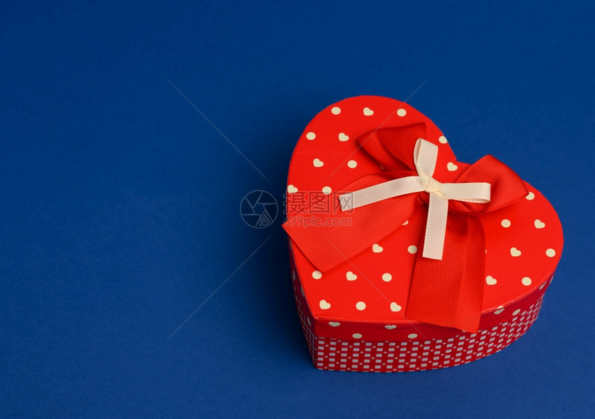 蓝色背景的红心形礼物盒关闭图片