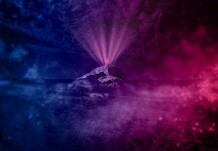 在山峰顶的夜深高山的谷风景中夜深山顶有粉红光和射线抽象的神秘背景图片