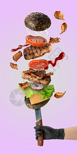 大层芝士汉堡黑面包含芝麻种子牛肉炒排培根番茄切达干酪和紫底绿色生菜图片