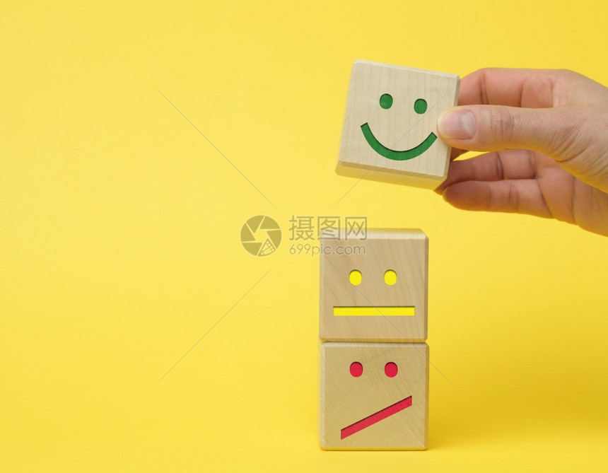 从微笑到悲伤和女人的手等不同情感木板评估产品或服务的质量情感状态用户审查的概念图片