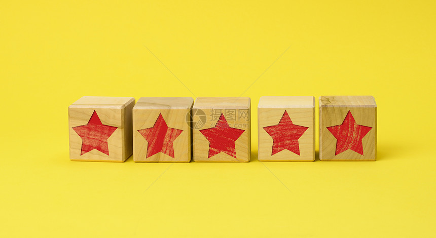 5个红星在黄色背景上的木制立方体质量评估概念级最佳服务和高商业估值用户审查图片