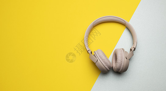 灰黄色背景的粉红无线耳机最高视图现代音乐收听工具背景图片