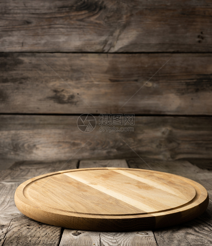 木背景的厨房板披萨图片