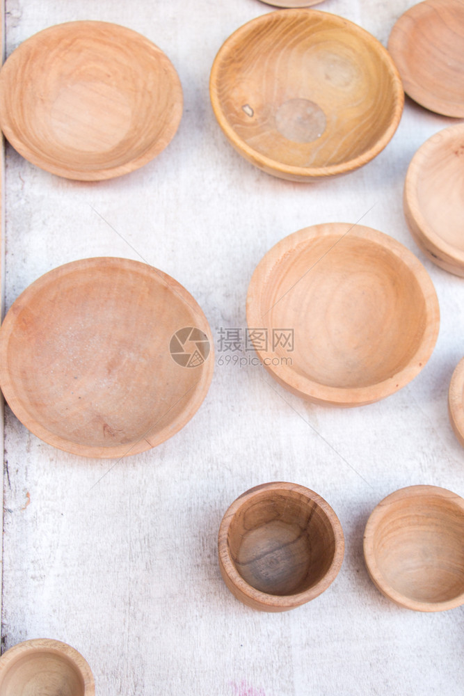 用于进食的木制空碗图片