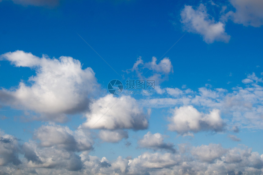 在蓝天空背景中发现的白彩云图片