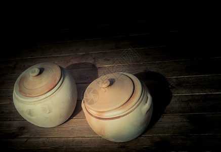 供市场销售的传统陶器图片