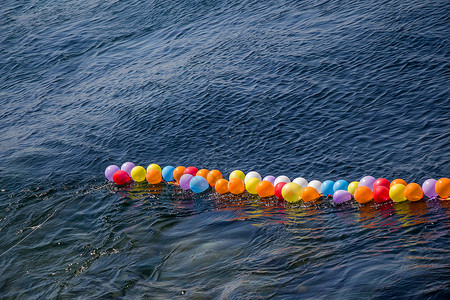 绿气球球在水的绳子上拍摄游戏背景