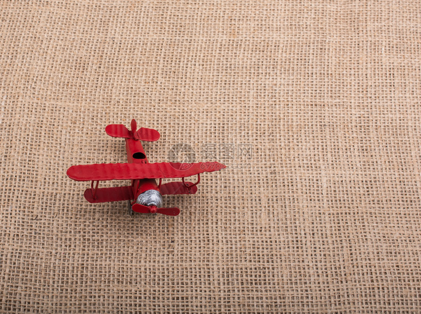 亚麻布上的玩具飞机图片