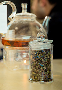 在玻璃茶壶中酿制的草药茶叶和瓶装厂高清图片