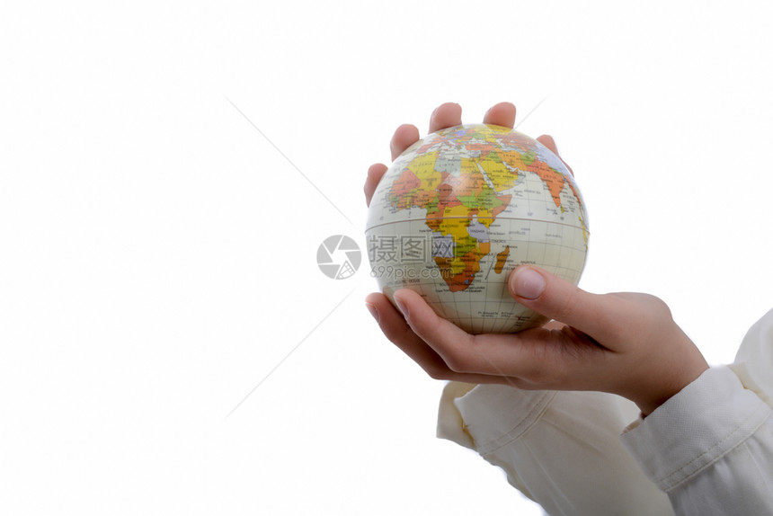 儿童在白背景上手握着一个小地球图片
