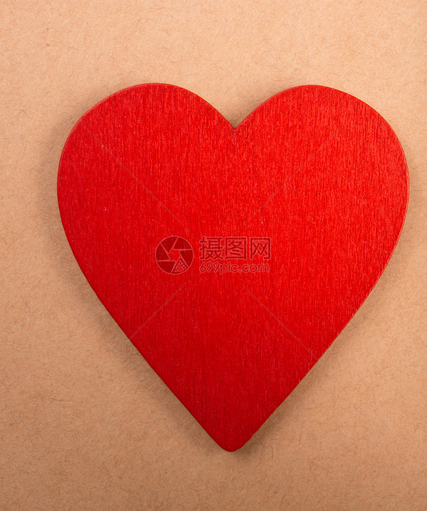 红爱图标和用木制成的字母立方体图片