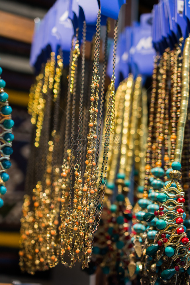 各种类型和颜色的圆领带美丽多彩珠子图片