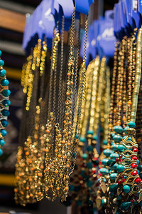 各种类型和颜色的圆领带美丽多彩珠子图片