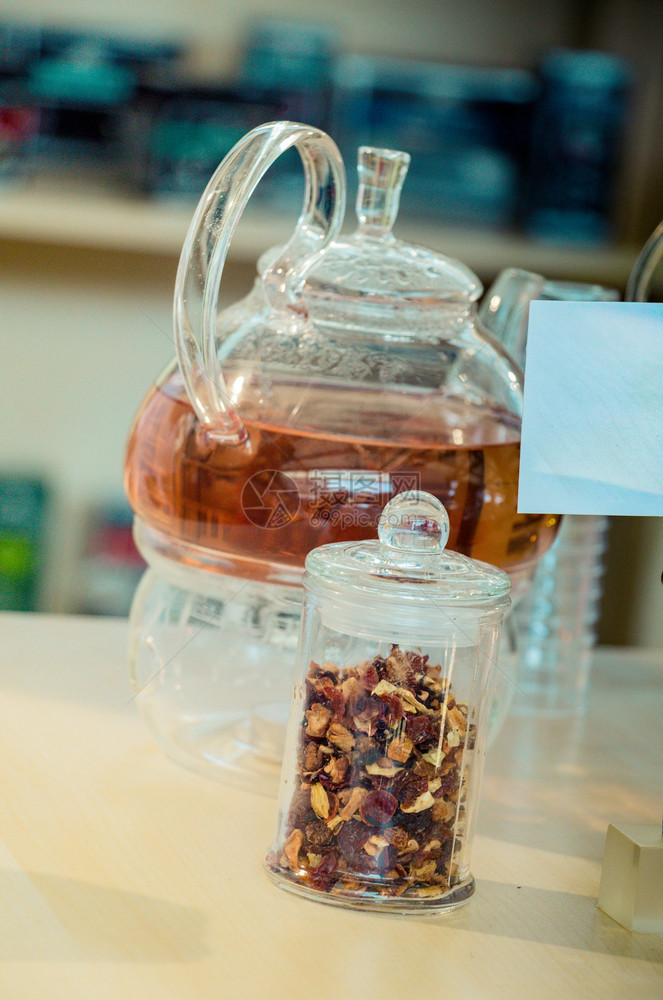 在玻璃茶壶中酿制的草药茶叶和瓶装厂图片