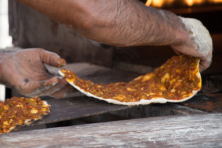 Lahmacun土耳其披萨煎饼加辣肉酱图片