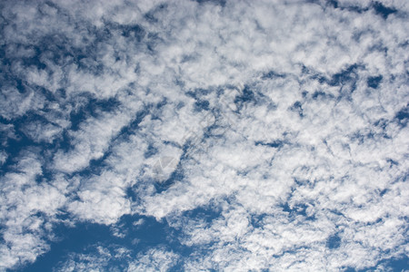 白云在蓝的天空背景中图片
