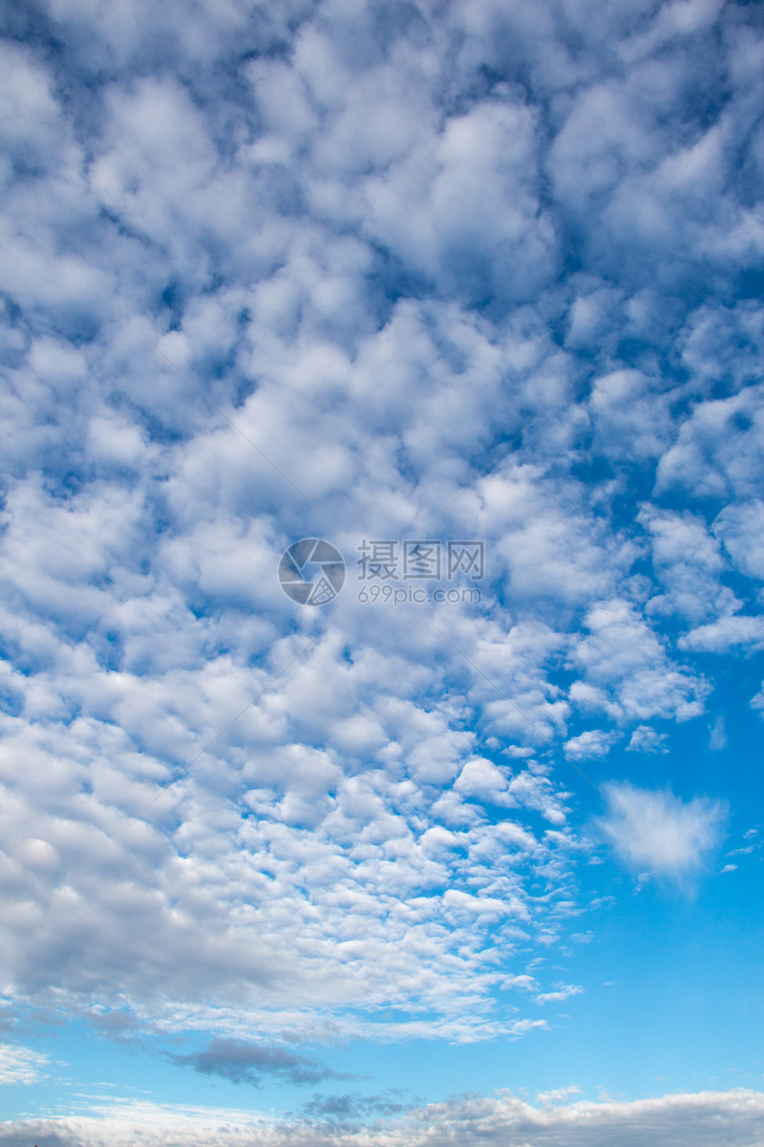 在蓝天空背景中发现的白彩云图片