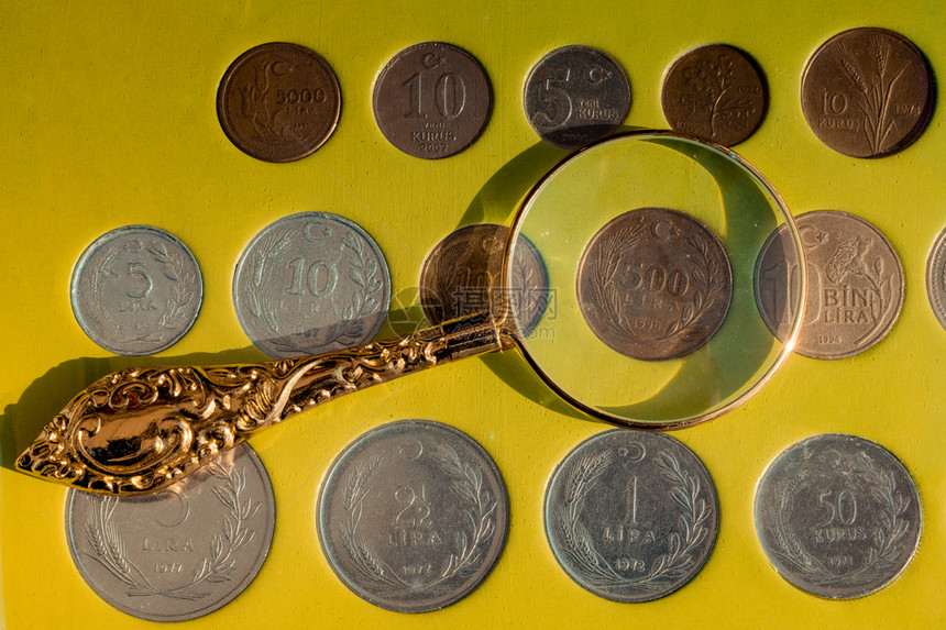 各种货币的旧金属硬集图片