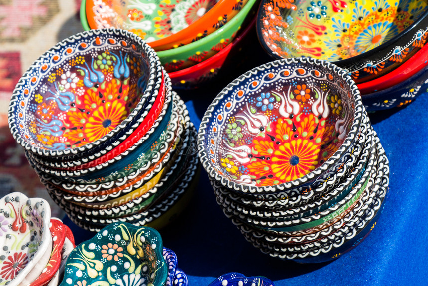 集市中土耳其传统陶瓷板图片