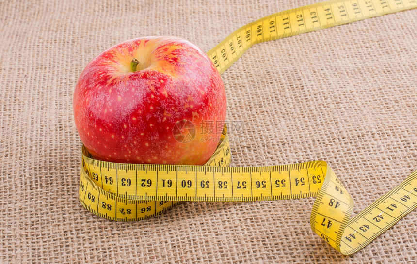 带有计量磁的苹果健康和饮食概念图片