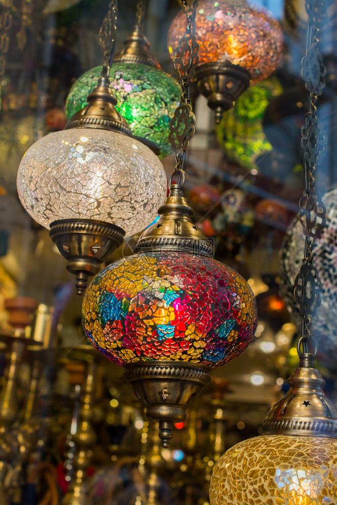 土耳其风格的奥托曼装饰灯已经开着图片