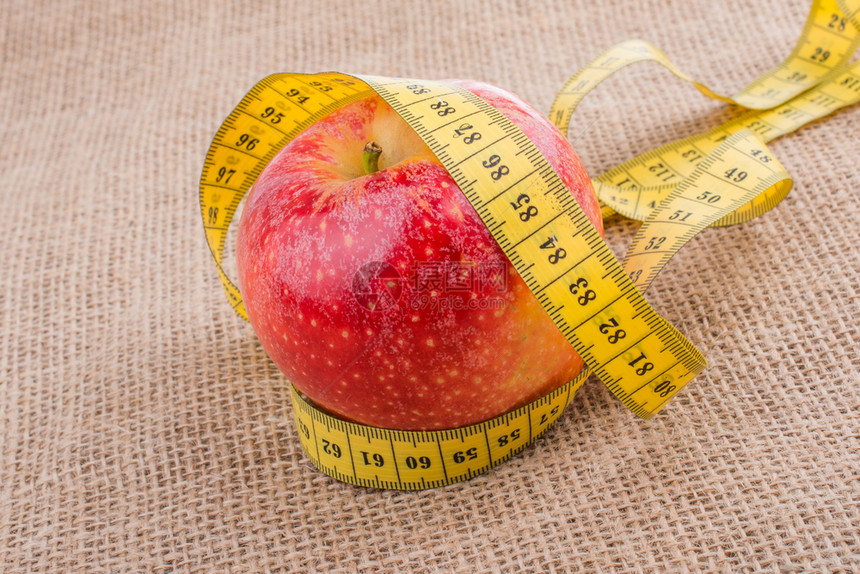 带有计量磁的苹果健康和饮食概念图片
