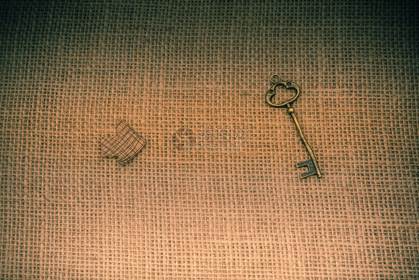 Retro键和箭头从画布上的棕色纸剪出箭头图片