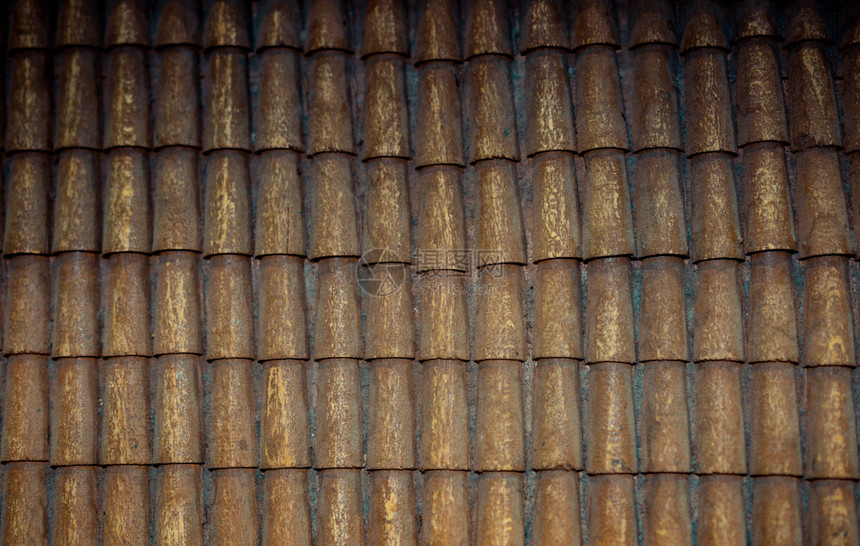 由木制的棕色瓷砖覆盖传统屋顶图片