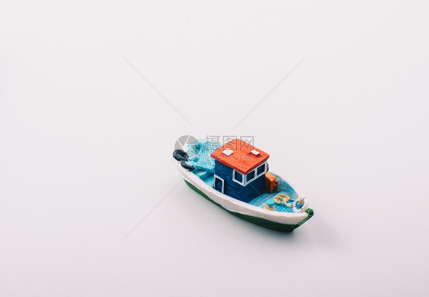 装在白色上的鲜多彩渔船模型图片