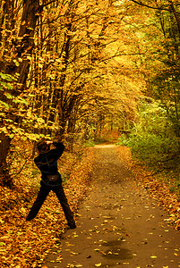 摄影师拍一条公路秋季风景的照片图片