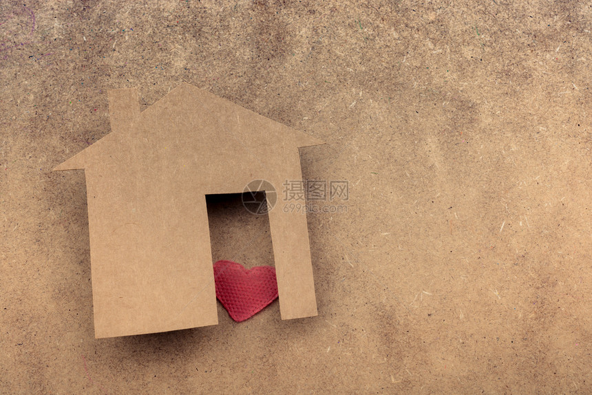 小房子的形状剪出纸和心脏在画布背景上图片