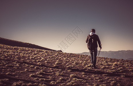 在土耳其高地行走的背和徒步旅行的者图片