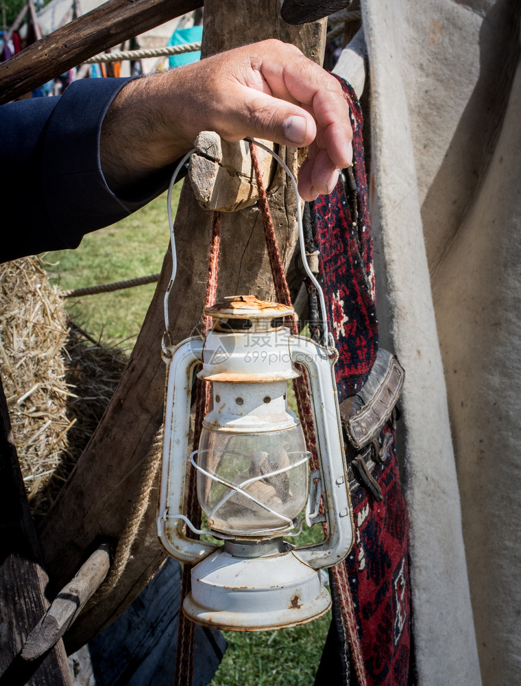 旧的式灯笼用手头金属制成的灯笼图片