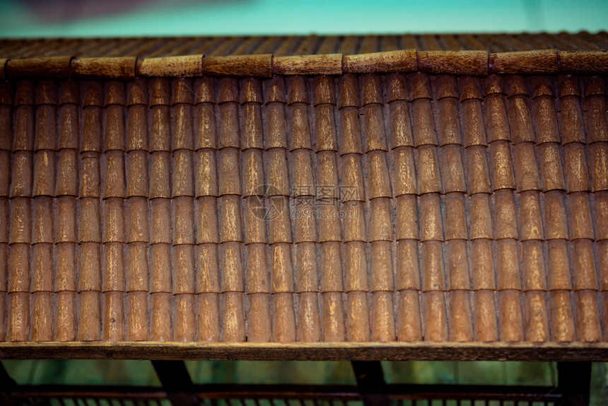 由木制的棕色瓷砖覆盖传统屋顶图片