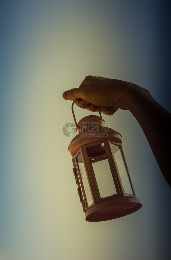 旧的式灯笼用手头金属制成的灯笼图片
