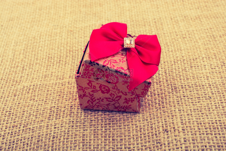 盒装红丝的礼品由纸板制成图片