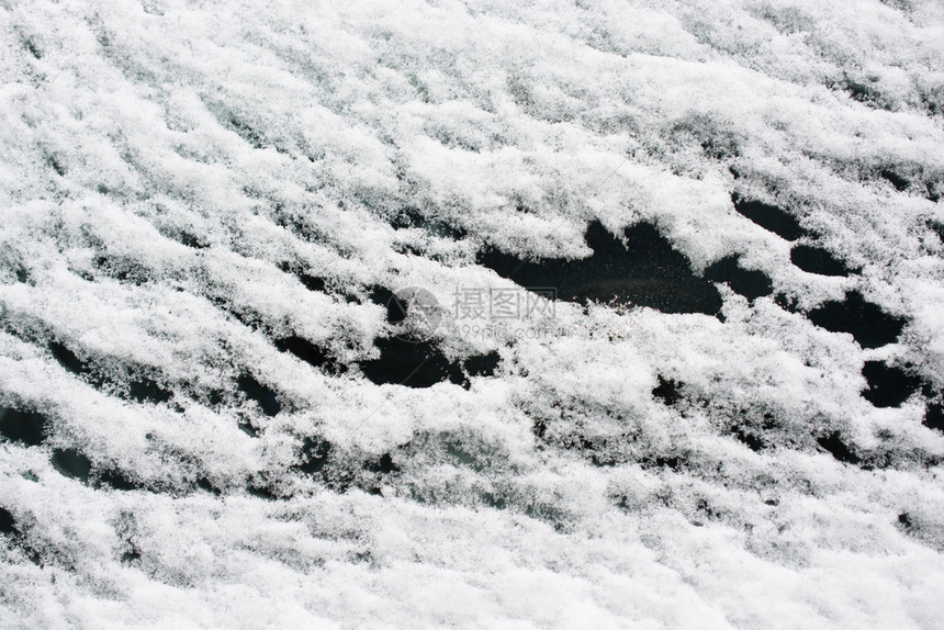 浅雪覆盖的木制地面图片