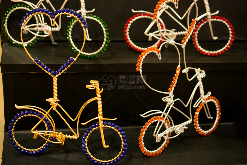 观景中的小型装饰自行车图片