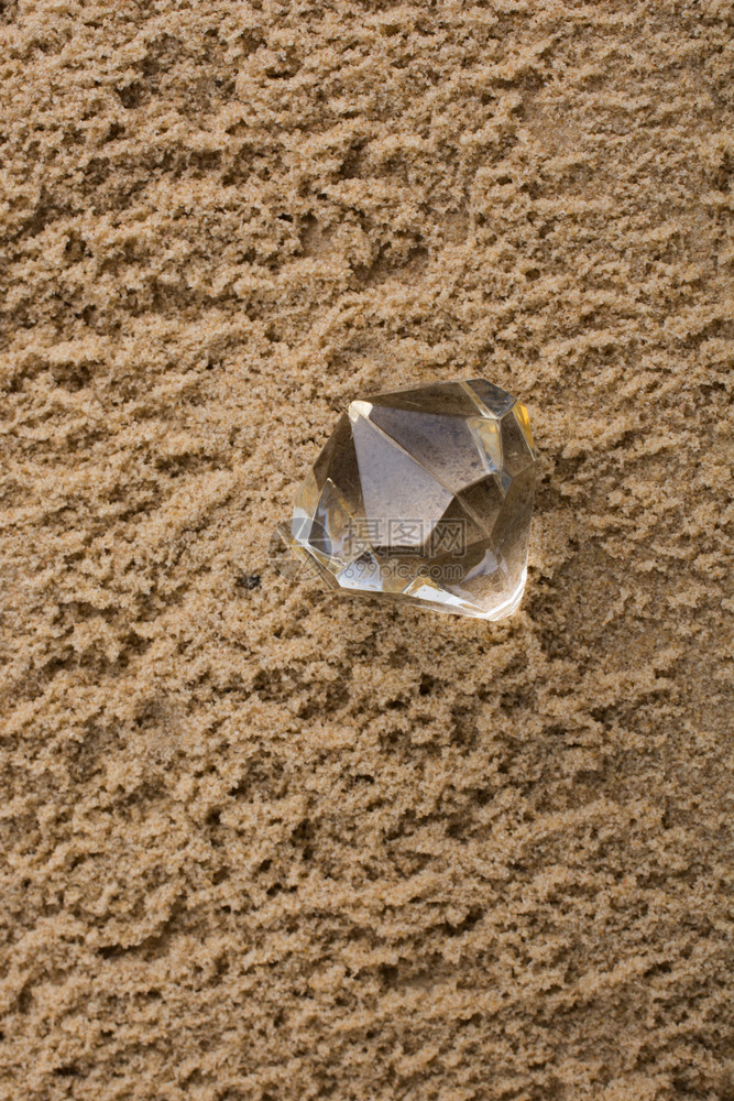 显示沙背景的透明钻石图片