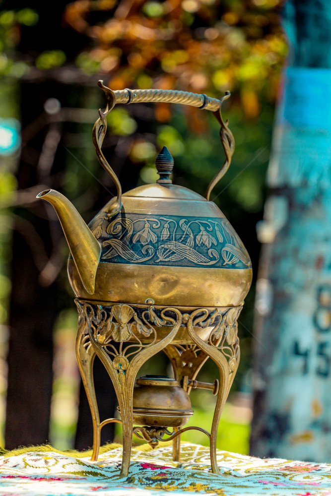 以传统方式制造的Kettle茶壶图片