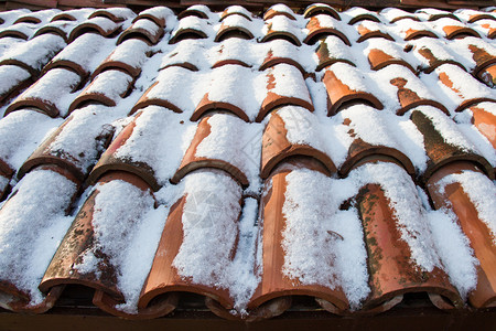 浅白雪覆盖的棕色瓷砖背景图片