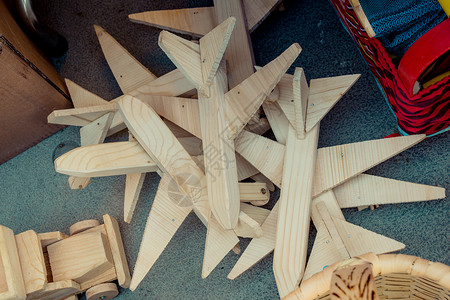 许多木制的玩具飞机图片