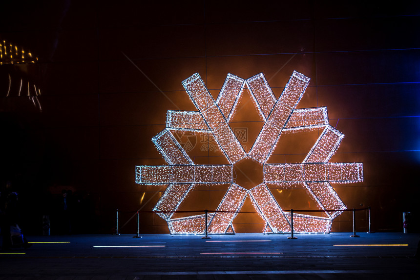 在户外墙壁上的大白雪花模型图片