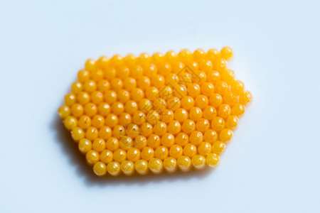 黄色昆虫蛋在白背景上形成几乎完美的六边形图片