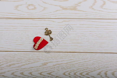 音乐在木背景上写下红心和金钥匙图片