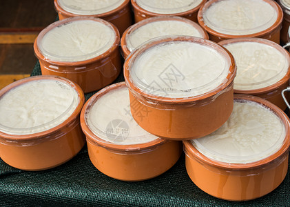 Kaymak奶油制品装在粘土锅里图片