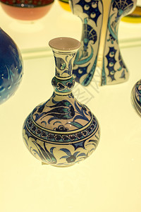 集市中土耳其传统陶瓷制品图片