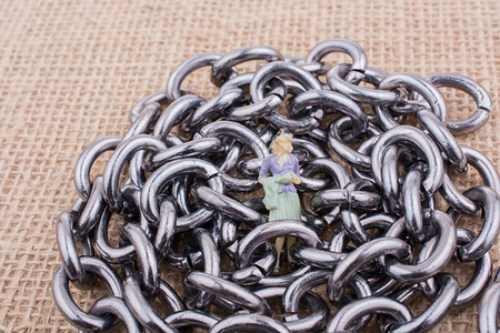 钢链上的妇女雕像在显示的纹质表面钢链上图片